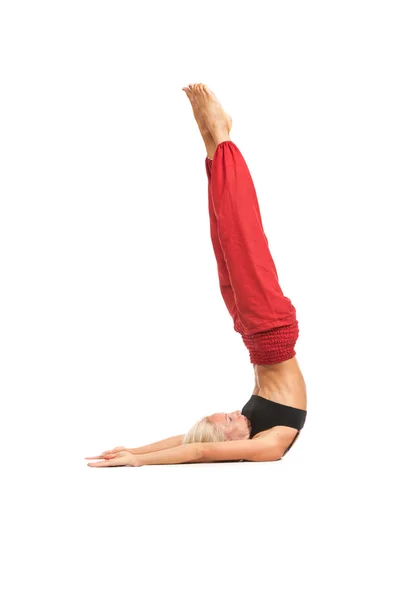 Het beoefenen van yoga. jonge vrouw geïsoleerd op witte achtergrond — Stockfoto