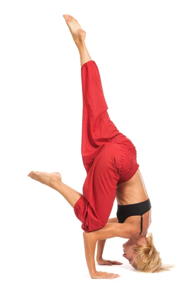 Practicar Yoga. Mujer joven aislada sobre fondo blanco — Foto de Stock