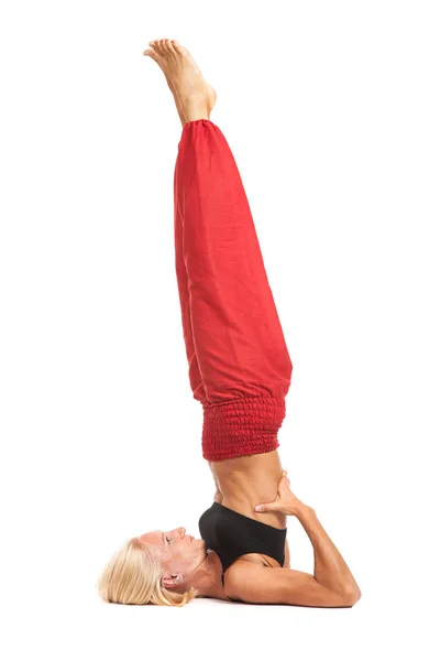 Het beoefenen van yoga. jonge vrouw geïsoleerd op witte achtergrond — Stockfoto