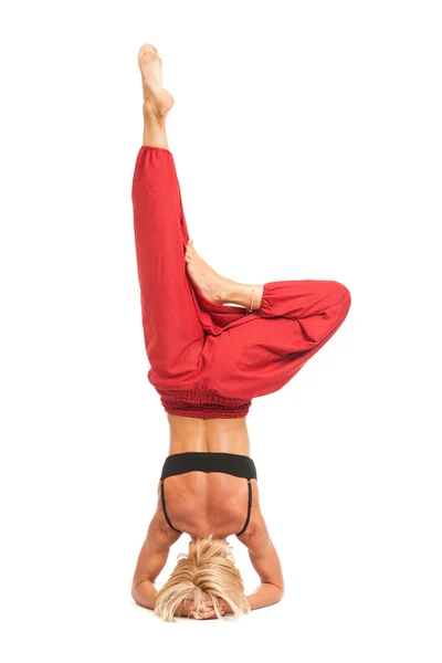 Utövar yoga. ung kvinna isolerad på vit bakgrund — Stockfoto