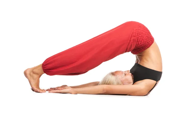 Yoga uygulamak. genç bir kadın beyaz zemin üzerine izole — Stok fotoğraf