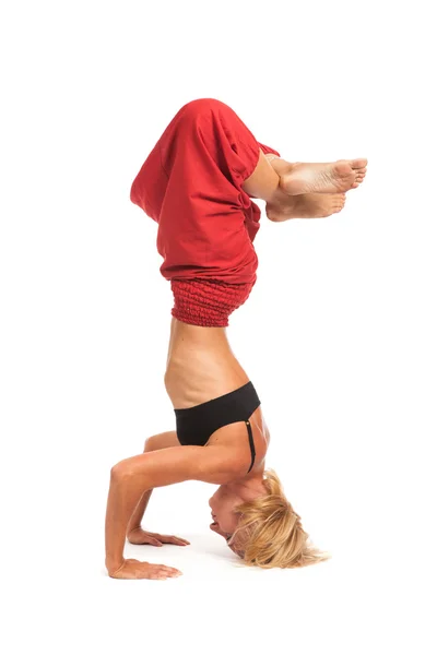 Practicar Yoga. Mujer joven aislada sobre fondo blanco — Foto de Stock