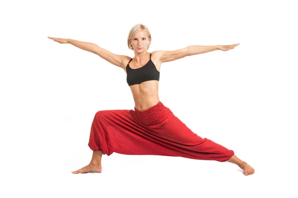 Praticar Yoga. Jovem mulher isolada no fundo branco — Fotografia de Stock