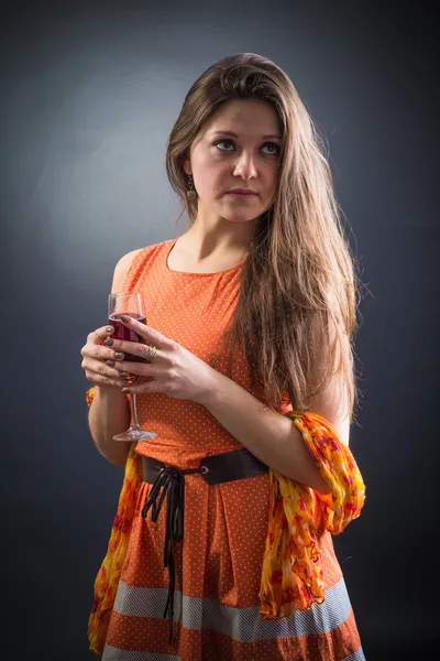 Vrouw met wijn glas in de hand — Stockfoto