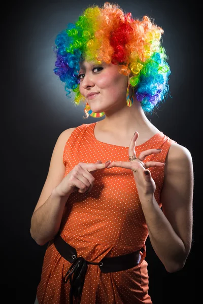 Bohóc paróka hamis haj húz oldalán mosolygó nő — Stock Fotó