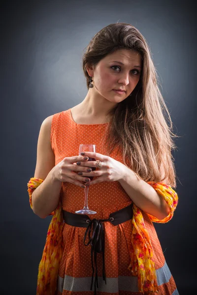 Žena s vínem sklo v ruce — Stock fotografie