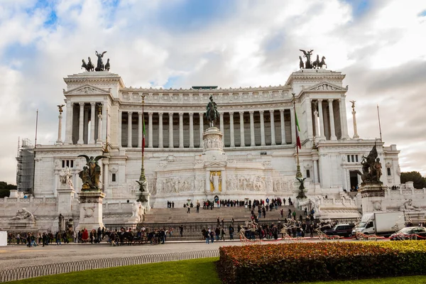 Equestrian monument to Victor Emmanuel II near Vittoriano in Rom — Stock Photo, Image