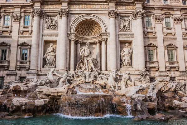 Fontana de Trevi - famoso hito en Roma —  Fotos de Stock