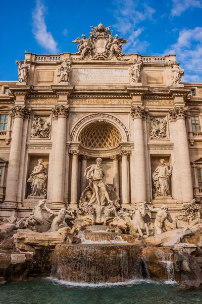 Trevi Çeşmesi - Roma'nın ünlü dönüm noktası — Stok fotoğraf