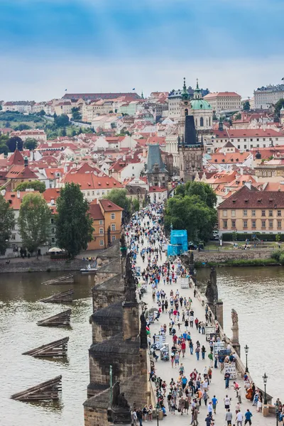 Puente de Karlov o Charles en Praga en verano — Foto de Stock