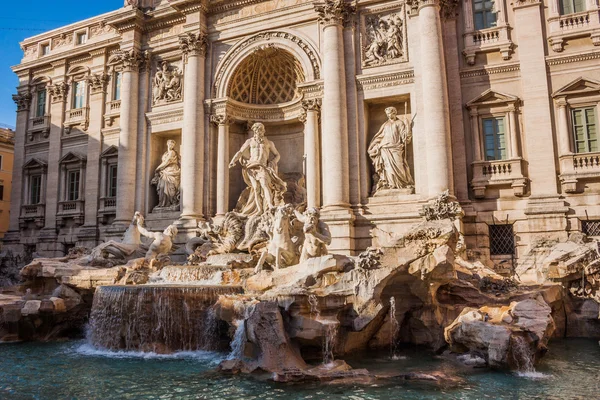 Fonte de Trevi - famoso marco em Roma — Fotografia de Stock