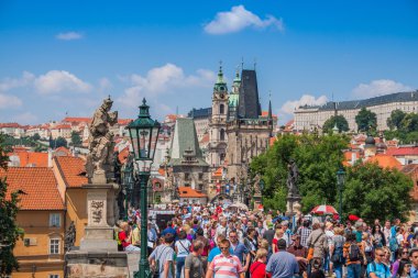 Prag 'da yaz aylarında Karlov veya Charles Bridge