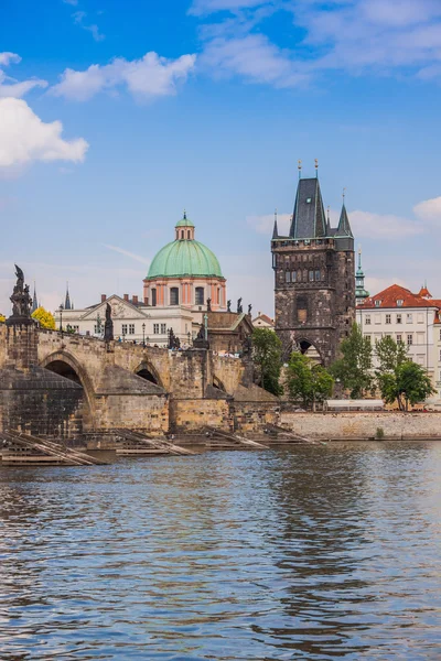 Karlsbrücke in Prag — Stockfoto