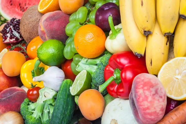 Enorme grupo de legumes e frutas frescas — Fotografia de Stock