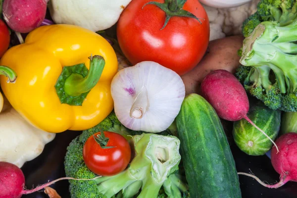 Grupo de verduras frescas aisladas en blanco — Foto de Stock