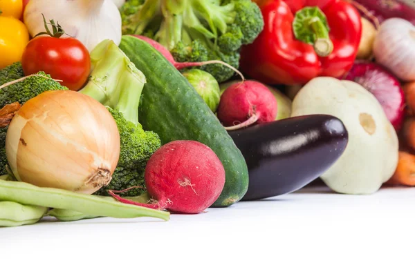 Grupo de verduras frescas aisladas en blanco — Foto de Stock