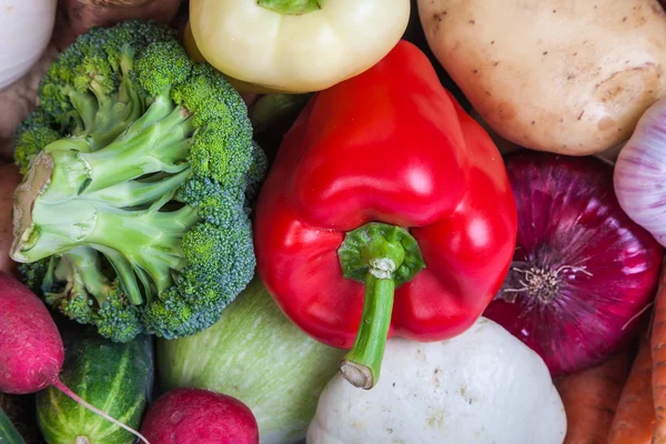 Grupo de verduras frescas aisladas en blanco —  Fotos de Stock