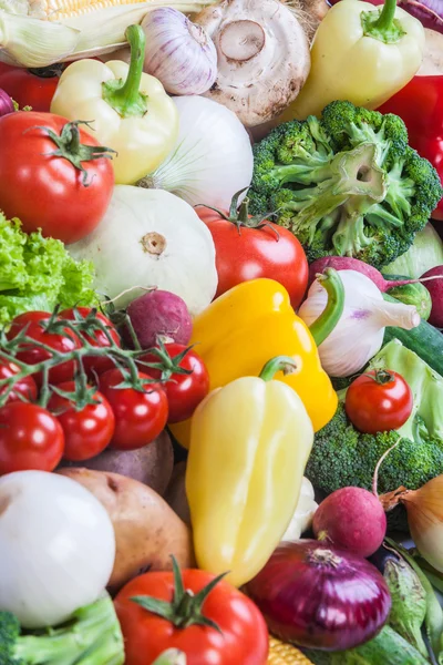 Gruppe von frischem Gemüse isoliert auf weiß — Stockfoto