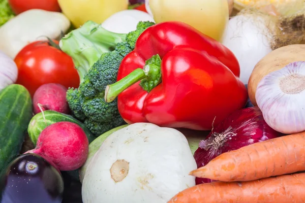 Groupe de légumes frais isolés sur blanc — Photo