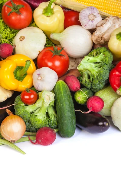 Grupp av färska grönsaker, isolerad på vit — Stockfoto