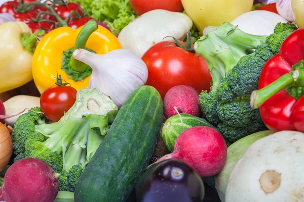 Grupo de verduras frescas aisladas en blanco — Foto de Stock