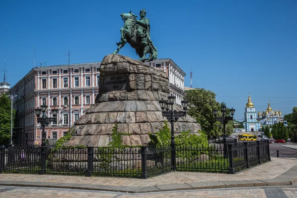 Hetman bogdan Chmelnitskij staty i kiev, Ukraina — Stockfoto