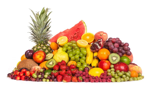 Riesige Gruppe frischer Früchte isoliert auf weißem Hintergrund. — Stockfoto