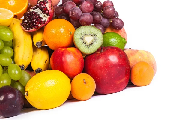 Enorme grupo de frutas frescas isoladas em um fundo branco . — Fotografia de Stock