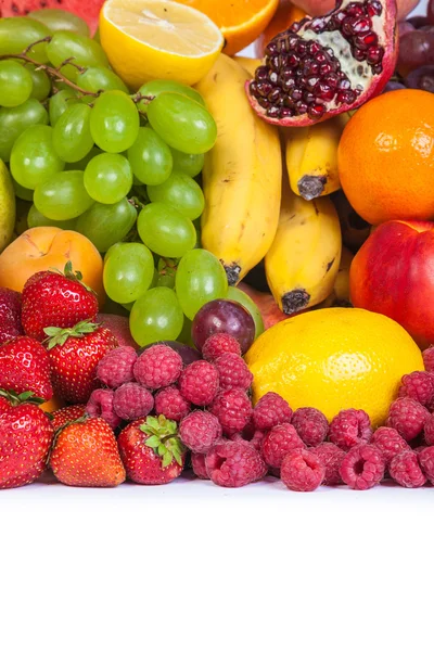 Un énorme groupe de fruits frais isolés sur un fond blanc . — Photo