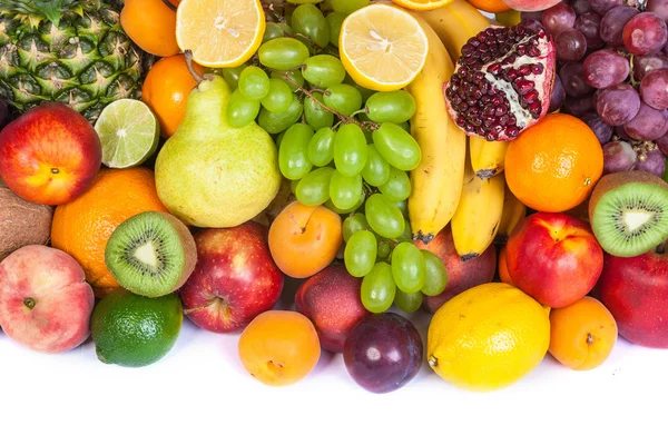 Grote groep van vers fruit geïsoleerd op een witte achtergrond. — Stockfoto