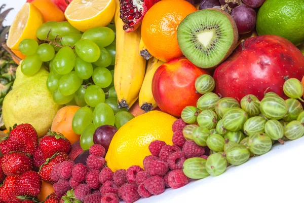 Enorme grupo de frutas frescas isoladas em um fundo branco . — Fotografia de Stock