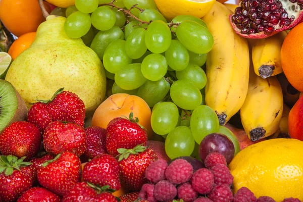 Gran grupo de frutas frescas aisladas sobre un fondo blanco . — Foto de Stock