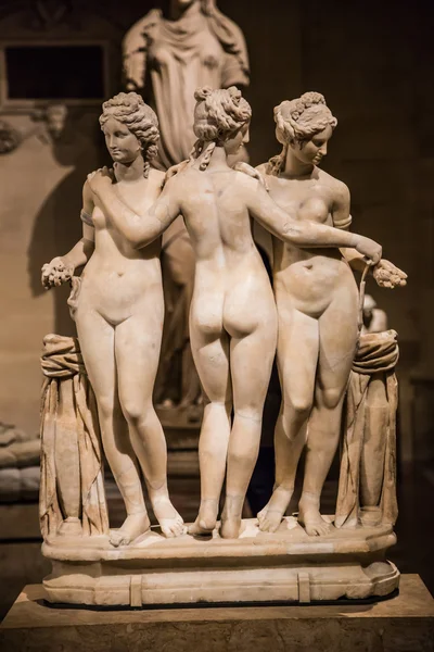 Статуи в Лувре, Париж, Франция — стоковое фото
