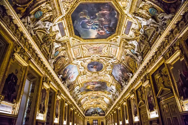 Large painting gallery at the Louvre museum in Paris — Stock Photo, Image