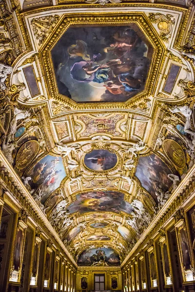 Grote schilderij galerie in het Louvremuseum in Parijs — Stockfoto