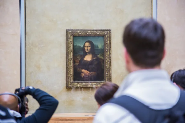 Odwiedzający zrobić zdjęcie leonardo da Vinci "mona lisa" w lou — Zdjęcie stockowe