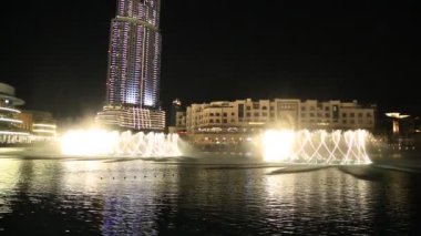 Şehir geceleri aydınlatılan burj Khalifa'nın yakınındaki Çeşmesi