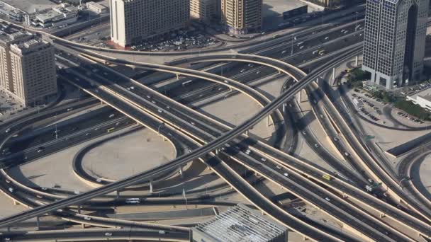 Dubai, Förenade Arabemiraten - ca maj 2011: sheikh zayed rd, trafik och nya höga byggnader utmed Dubais stora vägen — Stockvideo