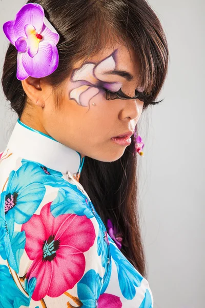 Красивая азиатская женщина носит национальное платье — стоковое фото
