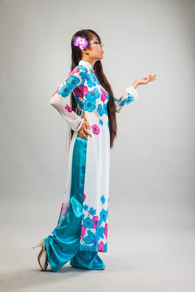 Güzel Asyalı kadın ulusal bir elbise giyer — Stok fotoğraf