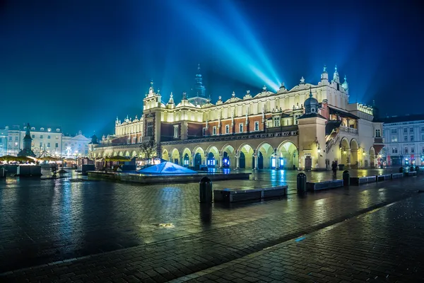 波兰克拉科夫。在晚上的市场广场. — 图库照片