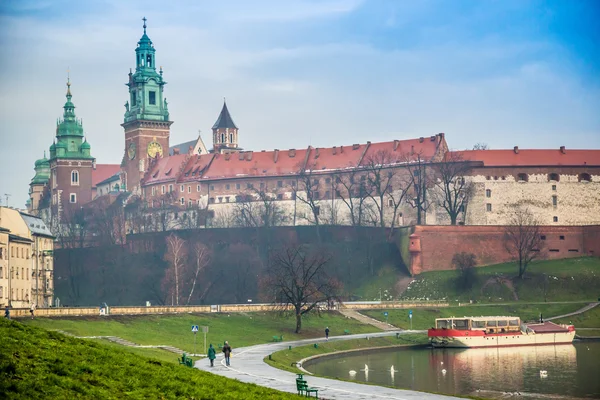 Castelo de Wawel e Wistula. Cracóvia Polónia . — Fotografia de Stock