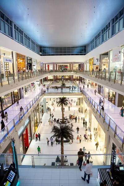 A Dubai Mall - a világ legnagyobb bevásárlóközpont belső udvarára néző kilátással — Stock Fotó