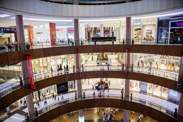 Vnitřní pohled na Dubaj Mall - svět je největší nákupní centrum — Stock fotografie