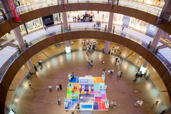 Vista interna del Dubai Mall - il più grande centro commerciale del mondo — Foto Stock