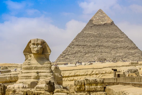 Sphinx et la Grande Pyramide en Egypte — Photo