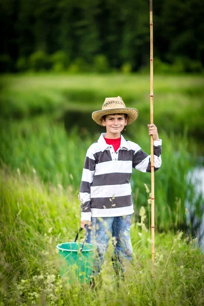 Młody chłopak wędkowanie w rzece — Zdjęcie stockowe