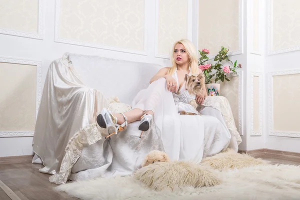 Luxus szőke nő egy fehér ruhában, egy kutya pekingi — Stock Fotó