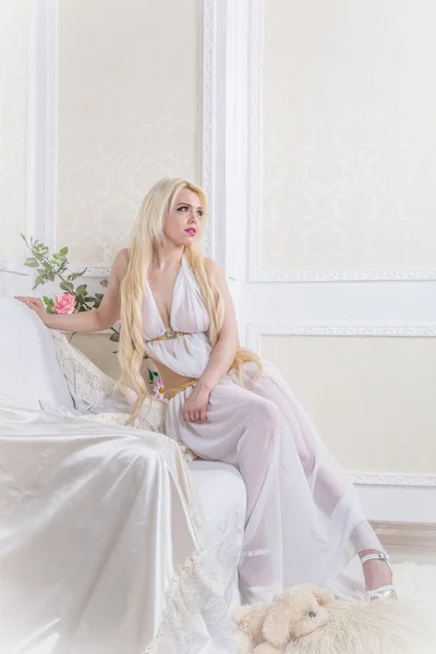 Mulher loira luxuosa em um vestido branco — Fotografia de Stock