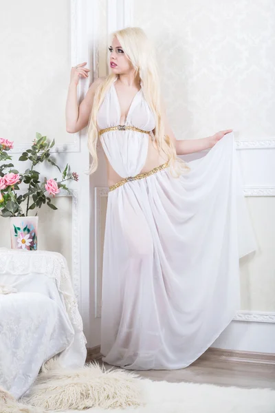 Luxuriöse blonde Frau in einem weißen Kleid — Stockfoto